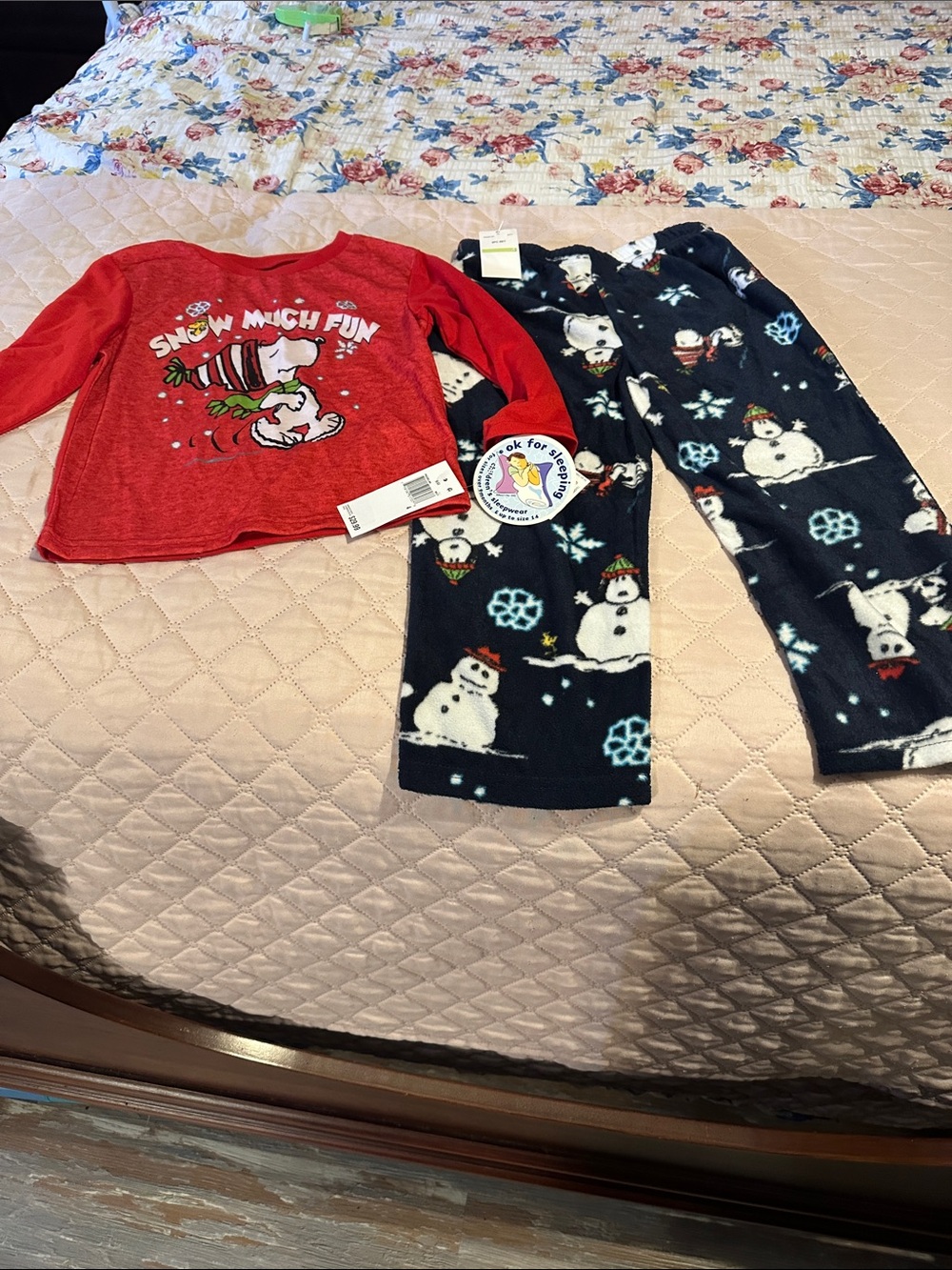 Peanuts PJ set size 4 kids. Elastic waist. Flame resistant. Soft material